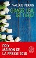 Changer l'eau des fleurs