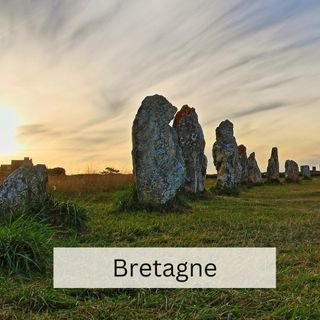 Menhire auf der Bretagne im Abendlicht